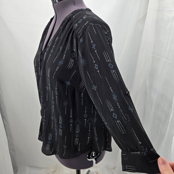 810-47 Torrid Black Geometric Arrow Print V-Neck Top Size 0 (Large 12) - Picture 3 of 10